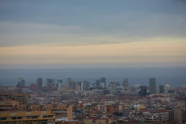 Uitzicht over Barcelona vanaf bovenkant — Stockfoto