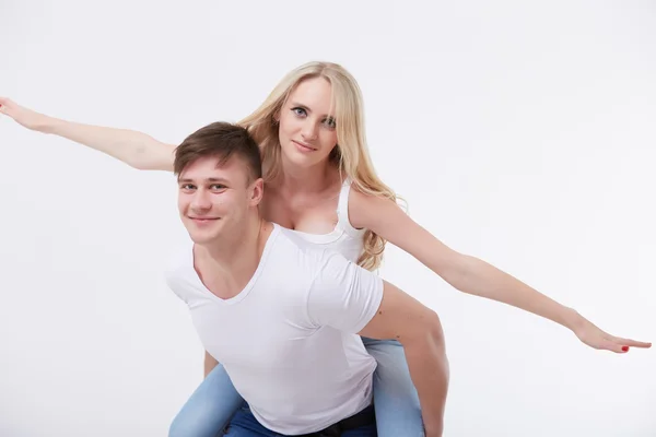 Homem dando porquinho de volta para namorada — Fotografia de Stock