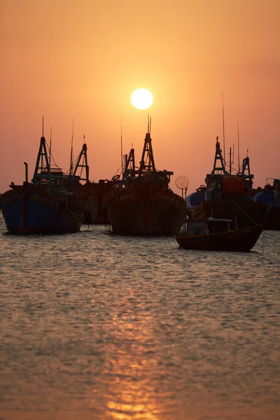 Fishing boats in sea at sunset — Stock Photo, Image