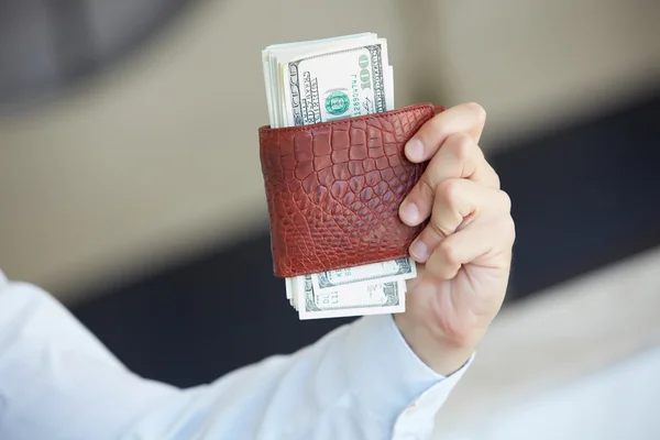Muž s peněženku s penězi — Stock fotografie