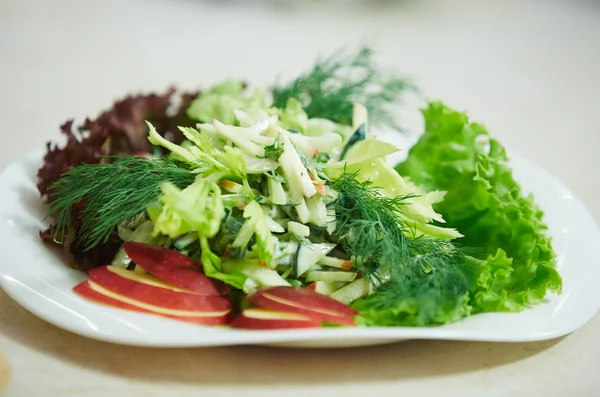 Salade de légumes sur assiette — Photo