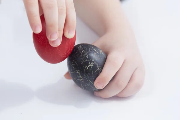 Uova di Pasqua nelle mani del bambino — Foto Stock