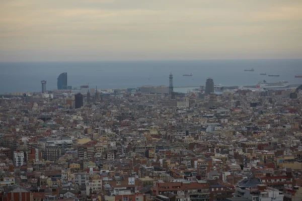 Uitzicht over Barcelona vanaf bovenkant — Stockfoto