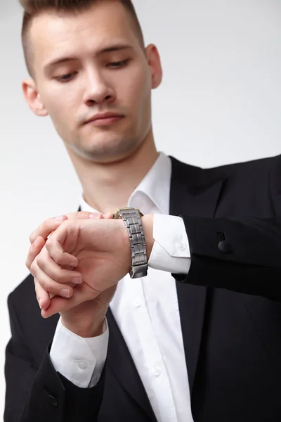 Hombre de negocios mirando el reloj — Foto de Stock