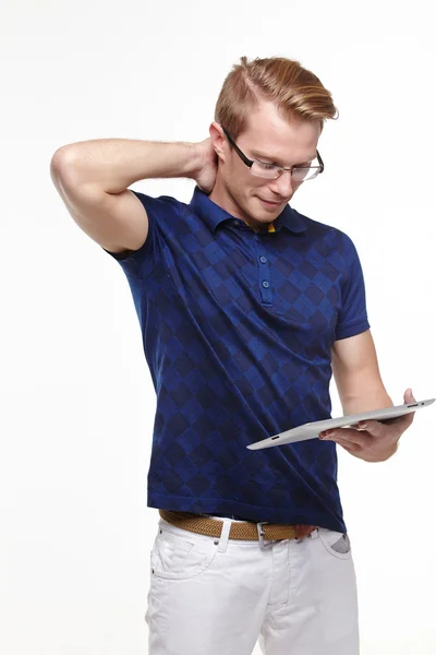 Hombre en gafas con tableta pc — Foto de Stock