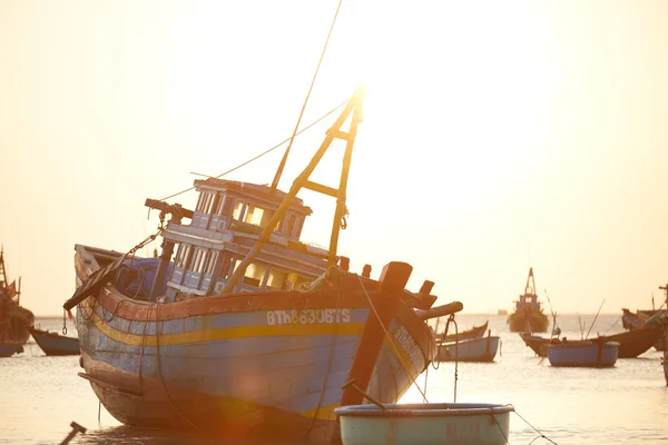 Bateaux de pêche en mer au coucher du soleil — Photo