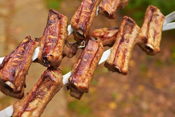 Drie Spiesjes met gegrilde tussenribstuk — Stockfoto