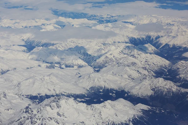 Uitzicht vanaf vliegtuig naar bergen — Stockfoto