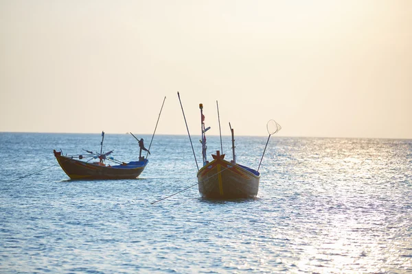 Рыболовные лодки в море на закате — стоковое фото