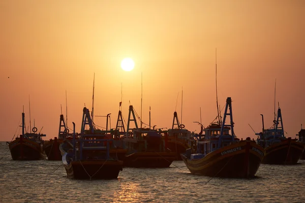 Рыбацкие лодки в море на закате — стоковое фото