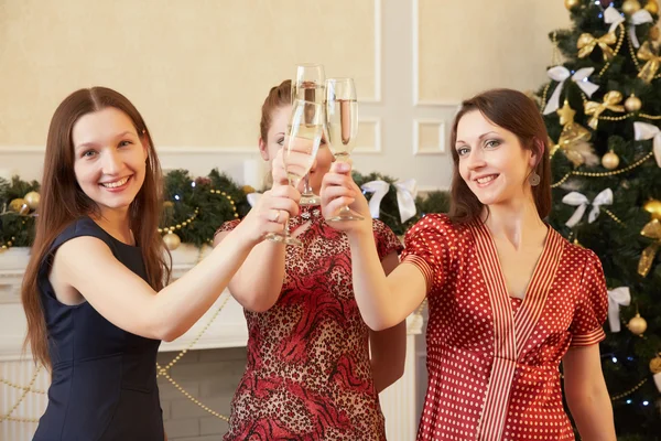 Frauen mit Champagnergläsern — Stockfoto