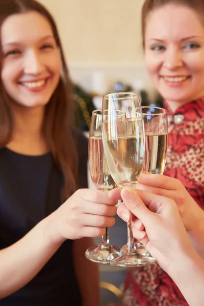 Donne con bicchieri di champagne — Foto Stock