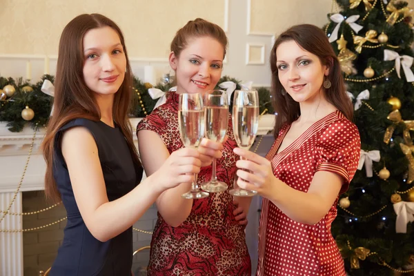 Frauen mit Champagnergläsern — Stockfoto