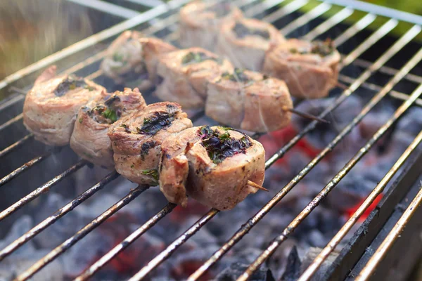 Vlees rolt gegrilde brochettes — Stockfoto