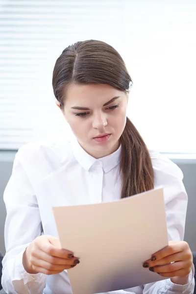 Mujer de negocios que trabaja con documentos — Foto de Stock