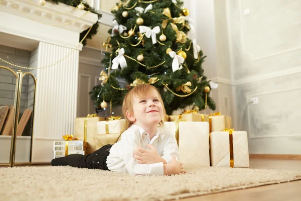 Niño feliz en Nochebuena —  Fotos de Stock