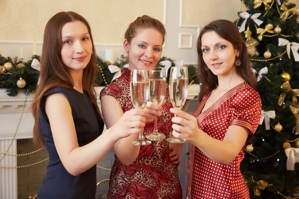 Vrouwen met glazen van champagne — Stockfoto