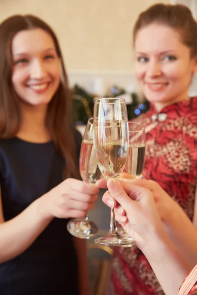 Vrouwen met glazen van champagne — Stockfoto
