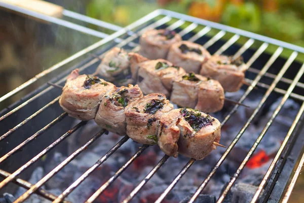 Vlees rolt gegrilde brochettes — Stockfoto