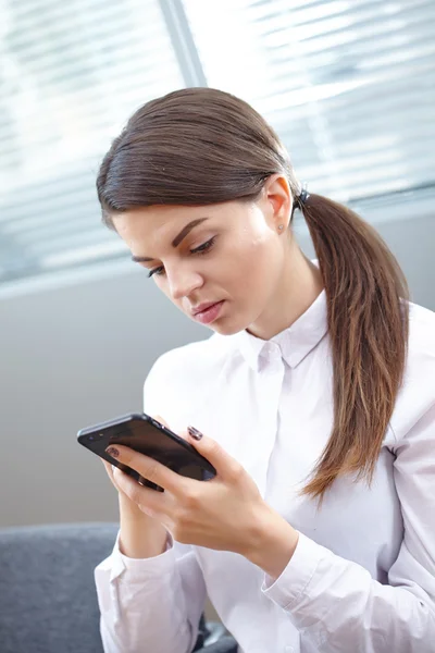 Affärskvinna med mobil mobil i office — Stockfoto