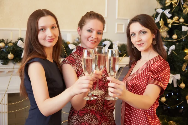 Vrouwen met glazen van champagne — Stockfoto