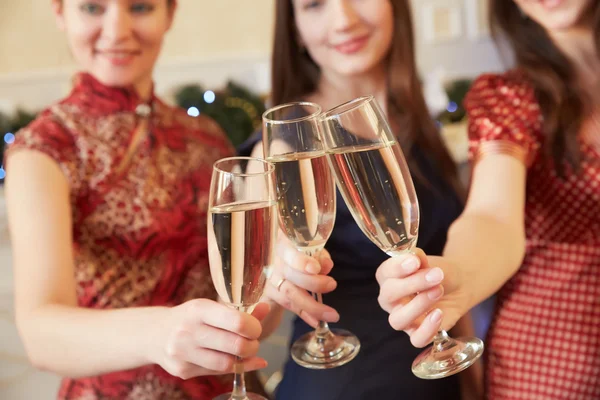 Femmes avec des verres de champagne — Photo
