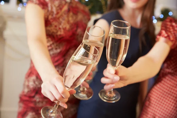 Femmes avec des verres de champagne — Photo