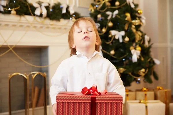 Niño feliz en Nochebuena —  Fotos de Stock