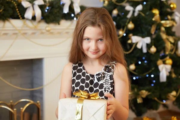 Niña con regalo de Navidad —  Fotos de Stock