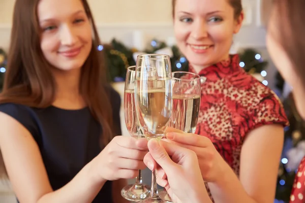 Frauen mit Champagnergläsern — Stockfoto