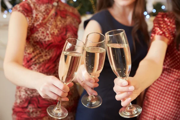 Mulheres com copos de champanhe — Fotografia de Stock