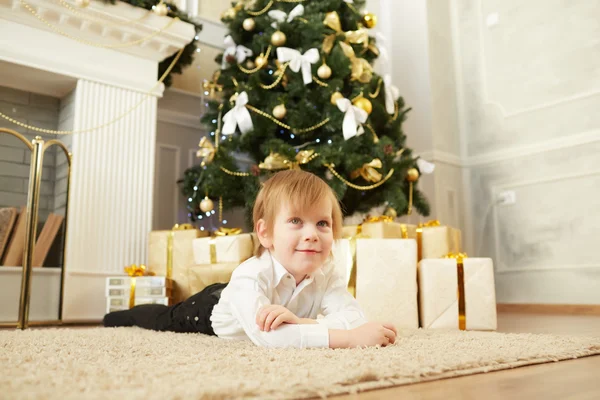 Niño feliz en Nochebuena —  Fotos de Stock