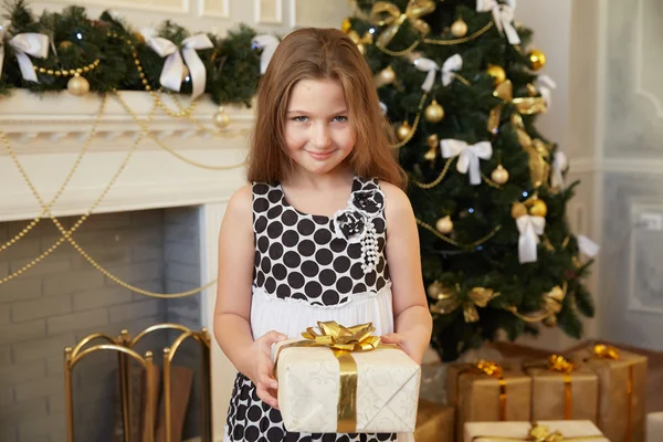 Niña con regalo de Navidad —  Fotos de Stock