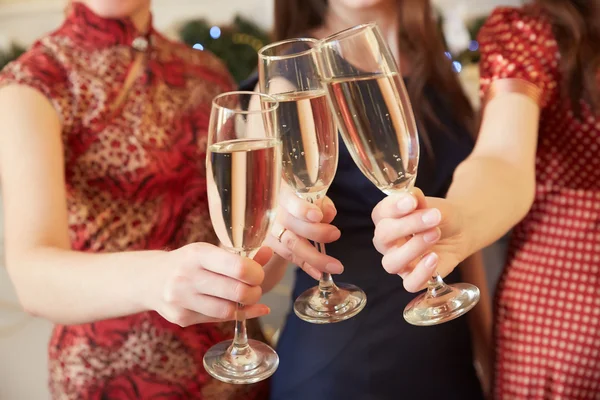 Mulheres com copos de champanhe — Fotografia de Stock