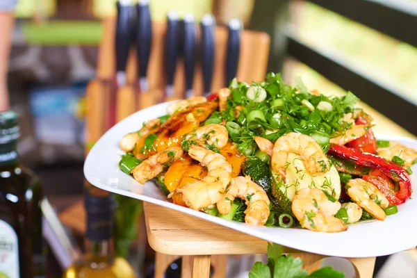 Aperitivo caliente con verduras y gambas —  Fotos de Stock