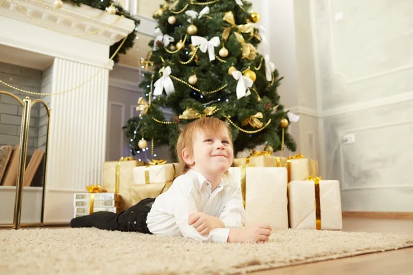 Niño feliz en Nochebuena —  Fotos de Stock