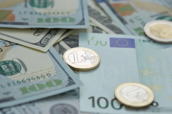 Монеты евро и доллара — стоковое фото