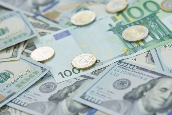 Dollars en euro-muntstukken — Stockfoto