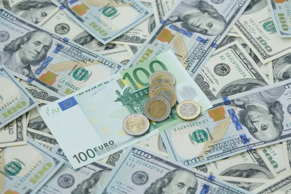 Dollars en euro-muntstukken — Stockfoto