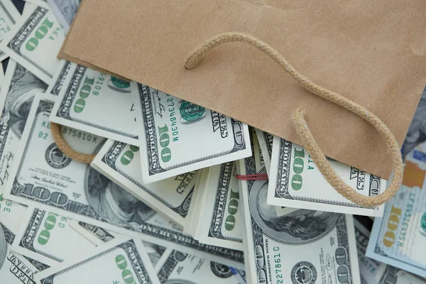 Dinheiro fora do saco de papel — Fotografia de Stock