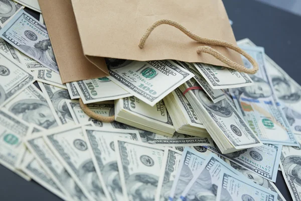 Geld uit papieren zak — Stockfoto
