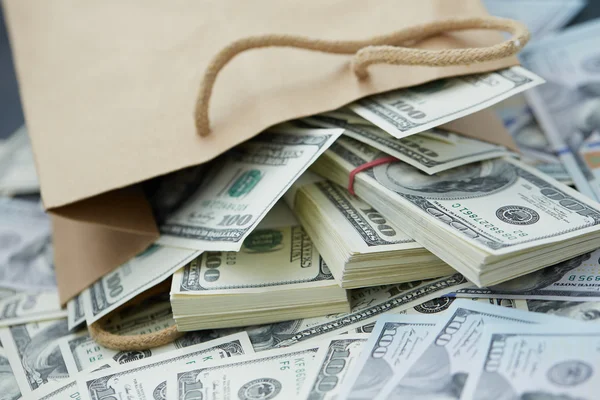 Dinero de la bolsa de papel —  Fotos de Stock