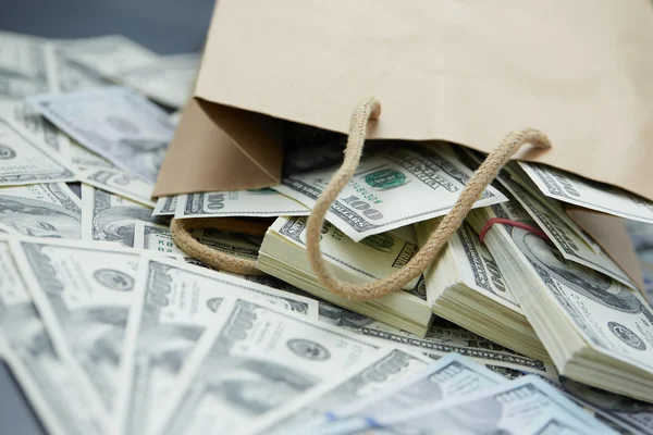 Dinero de la bolsa de papel —  Fotos de Stock