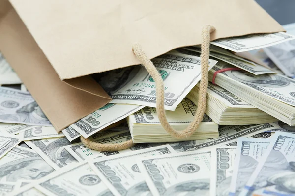Pieniądze z torby papierowe — Zdjęcie stockowe