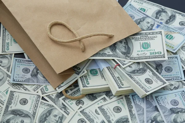 Penger ut av papirpose – stockfoto