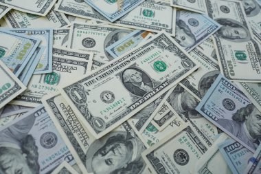 banknotların bir ve 100 USD