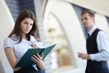 İşkadını koridorda işadamı ile