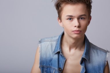 denim yelek giyen