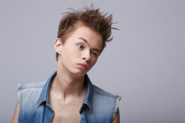 denim yelek giyen