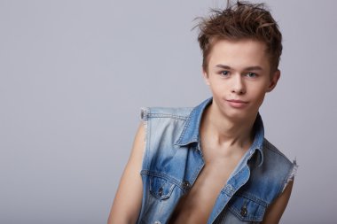 denim yelek giyen